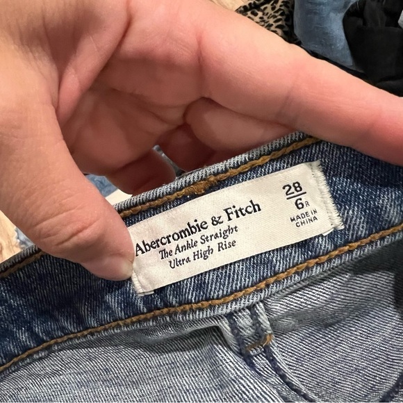 Abercrombie & Fitch Ultra High Rise Ankle Straight Jean - Picture 3 of 6